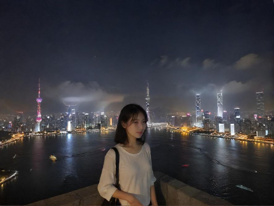 一家装潢奢华的高档休闲会所入口，在都市夜景中显得格外引人注目。