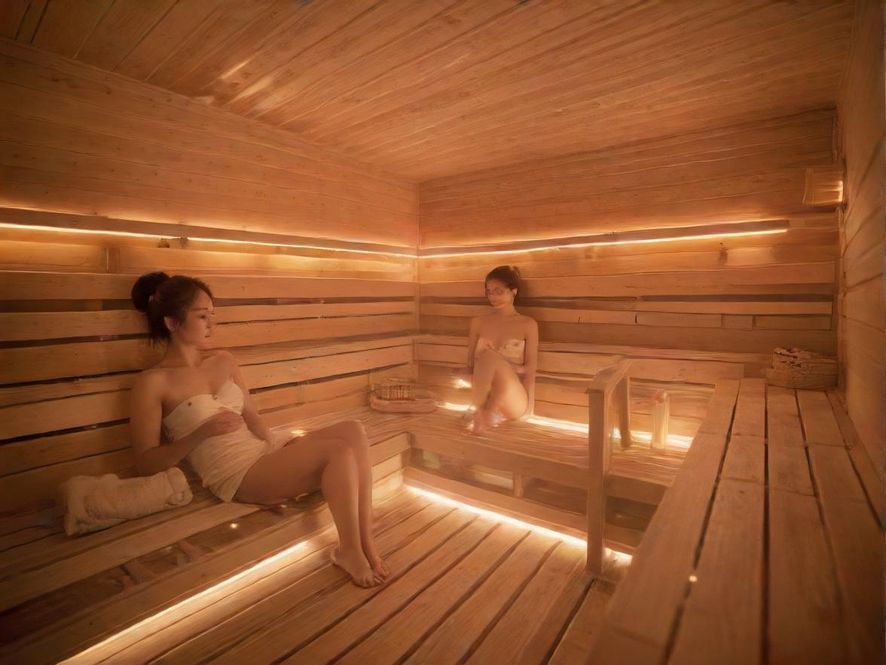 舒适的桑拿会所内部,暖色灯光营造放松氛围