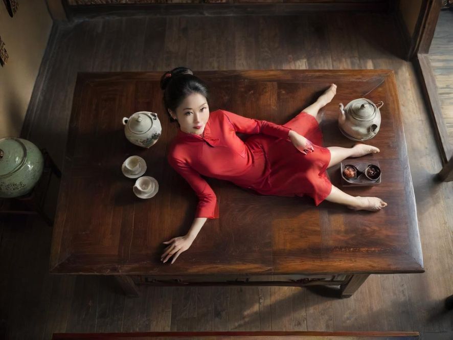 温馨的深圳光明茶室,木质茶桌与茶具摆设