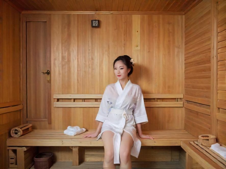 金园休闲会馆复古风格休息室,木质装潢与柔和灯光