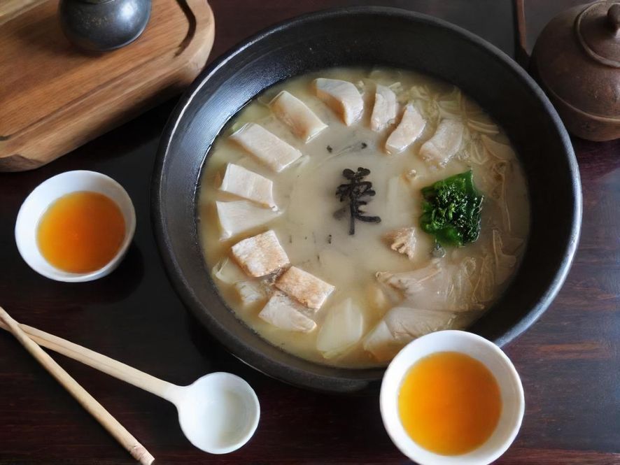 广州特色早茶点心,晶莹剔透虾饺,叉烧包,在古色古香的茶楼内