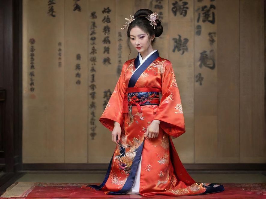 一间宽敞明亮、装修奢华的现代桑拿房,拥有柔和的灯光和舒适的木质躺椅,营造出极致放松的氛围。