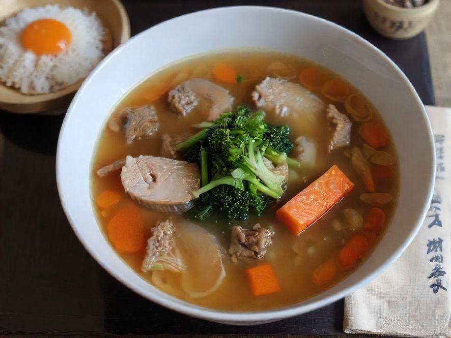 一张温馨的餐桌上,一品香的招牌菜肴以俯视构图呈现,色彩诱人,细节考究,仿佛隔着屏幕都能闻到香气