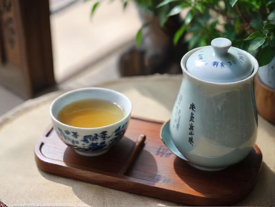 精致茶点与茶杯在现代公寓阳台的俯视构图,展现奢华质感