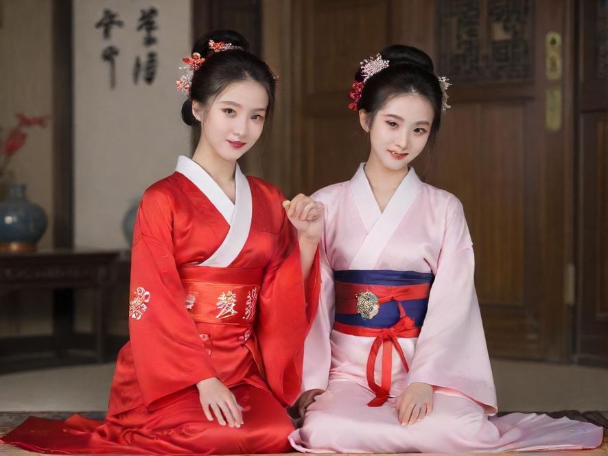 一位气质优雅的成熟女性，在温馨雅致的会所中，面带微笑，眼神中流露出从容与智慧。