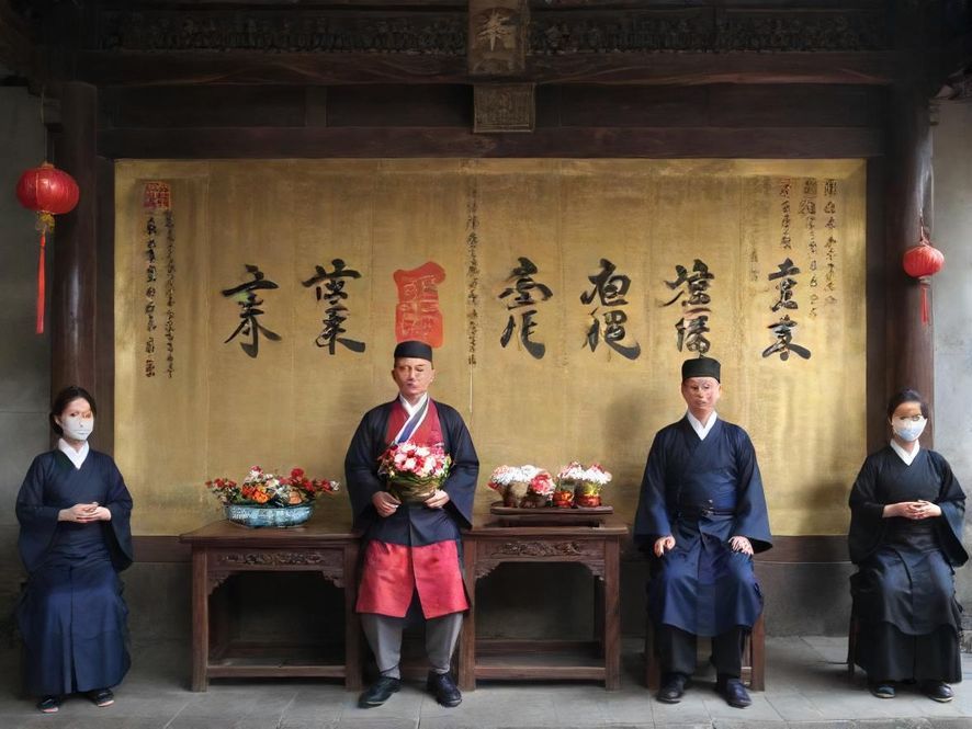 一个年轻人正在使用手机APP探索城市中的各种休闲娱乐活动,画面充满活力。